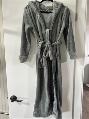 Plush Hooded Bath Robe in Gray 049